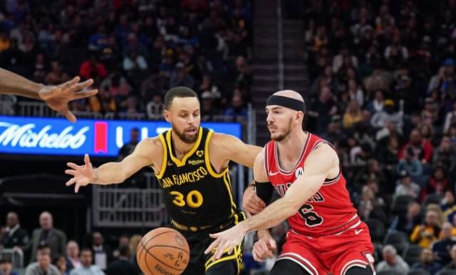 B体育平台-库里崴脚勇士冲季后赛蒙阴影！健康比好赛程更重要